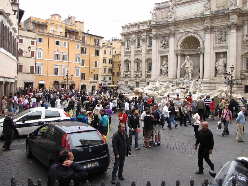 piazza di trevi.jpg - Ook een must see van Rome, de Trevi fontein. In het italiaans: Fontana di Trevi. Gebouwd in opdracht van paus Clemens XII. Bernini heeft de fontein ontworpen (zijn naam komen we vaker tegen in Rome), architect Nicola Salvi heeft de fontein gebouwd.